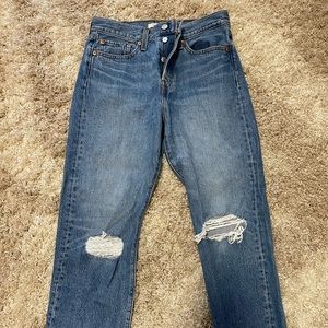 BARELY WORN Levi’s Wedgie Straight denim jean size 28! Willing to negotiate.